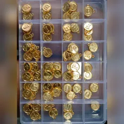 Dije de MONEDAS CON LETRAS DORADAS