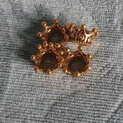 Coronas Reinas doradas 