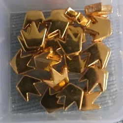  Coronas doradas de plástico