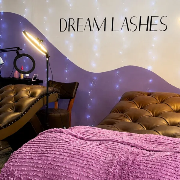 Dream Lashes es un estudio especializado en extensiones de pestañas, donde cada mirada se estudia y cada diseño se adapta a tus facciones, tus pestañas naturales y el resultado que deseas.
Soy Cristina, Lash Artist con más de 2 años de experiencia, graduada de la Academia Eufhoria de Estética en Santiago de Cuba, certificada en Técnica Clásica, Efecto Rímel y Volumen Tecnológico, y avalada internacionalmente por la OMTC.
Mi objetivo es crear resultados bonitos, personalizados y duraderos, cuidando siempre la salud de tus pestañas naturales y buscando que cada trabajo tenga un propósito.
Bienvenida a Dream Lashes. ✨