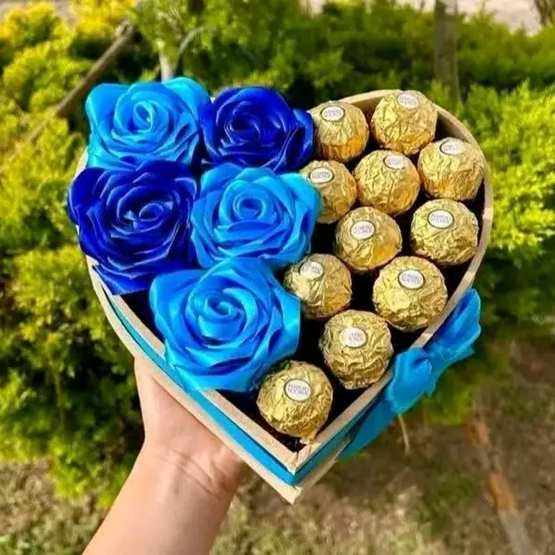 Caja corazón con Rosas y Bombones 