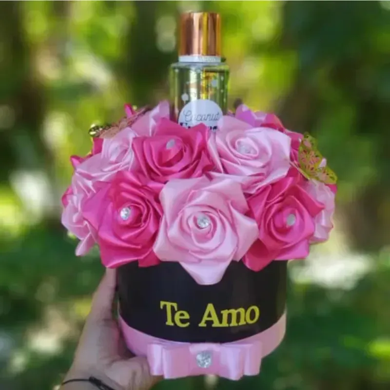 Caja cilindrica con rosas eternas y colonias