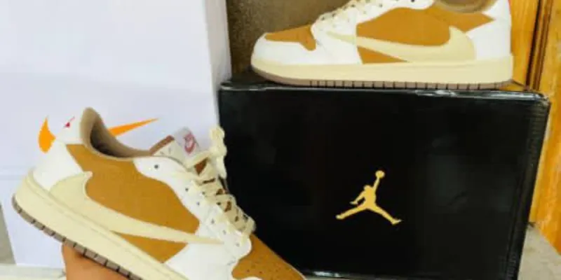  Air Jordan 1 Low x Travis Scott. 
