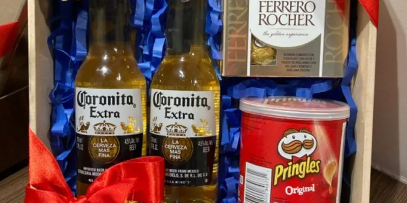 Caja de madera con cervezas,snacks y bombones