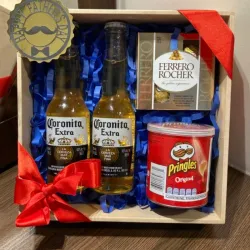 Caja de madera con cervezas,snacks y bombones