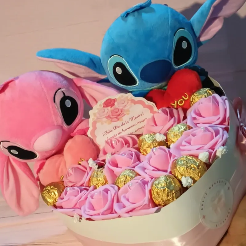 Caja personalizada con peluches,rosas y bombones.