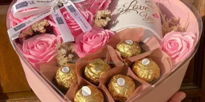 Caja personalizada con rosas,taza y bombones