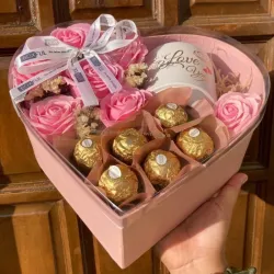 Caja personalizada con rosas,taza y bombones