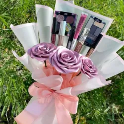 Ramo de flores eternas con maquillaje