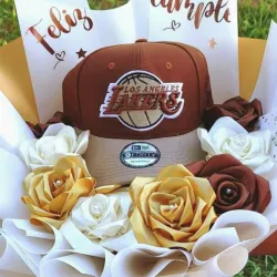 Ramo de flores eternas y gorra de hombre