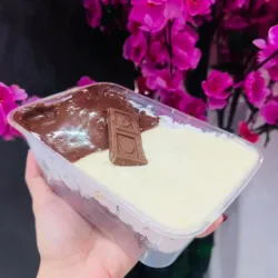 Bizcocho de chocolate con chocolate blanco y chocolate