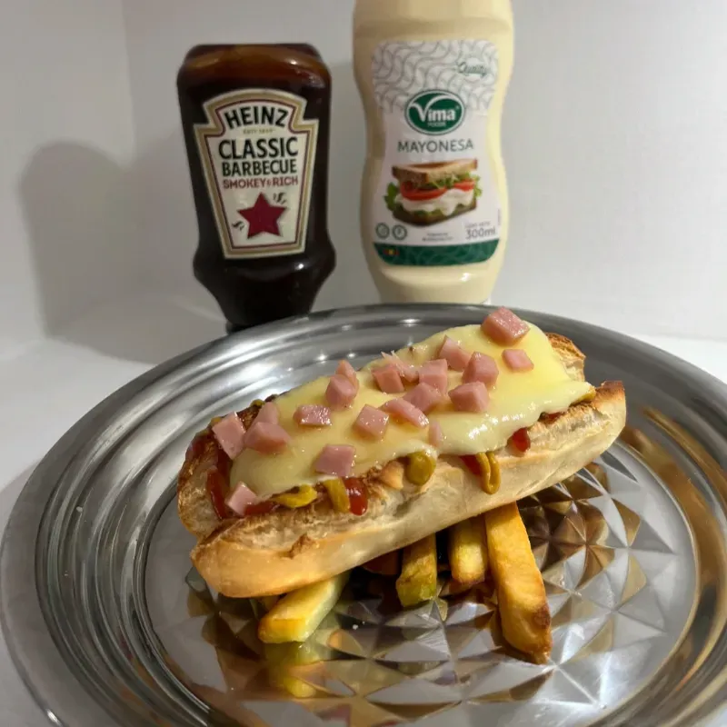 Pan con perro y jamón y queso 