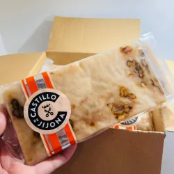 Turrón de coco con nueces caramelizadas y canela