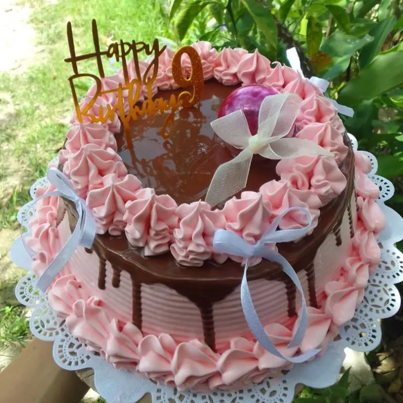 Cake con cubierta de chocolate y esfera sorpresa 