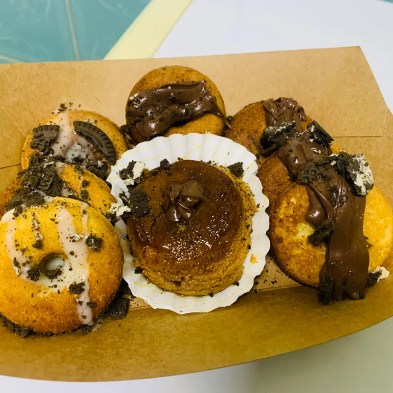 Cestica con donas y flan 