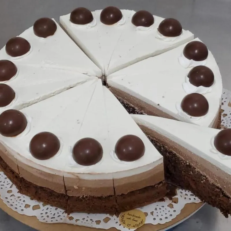 Tarta tres chocolates con nata 