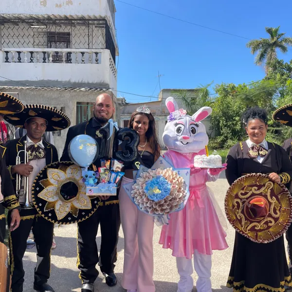 En Caprichos de Ismy convertimos tus sentimientos en detalles inolvidables. Nos especializamos en la creación de regalos personalizados para sorprender en cumpleaños, aniversarios, celebraciones para mamá y cualquier ocasión especial.
Ofrecemos:
🎁 Cestas de regalo con confituras variadas
🌹 Ramos de rosas eternas
💐 Ramos buchones
🎶 Servicio de mariachis para sorpresas únicas y llenas de emoción
Cada detalle es preparado con dedicación, buen gusto y amor, para que tu regalo no sea solo un obsequio, sino una experiencia.
📍 Nos ubicamos en Plaza de la Revolución
🚚 Realizamos entregas en La Habana, Mayabeque y Artemisa
⏰ Trabajamos por encargo con 3 días de antelación.
⚡ Pedidos con menos de 24 horas tienen un cargo adicional de $15 USD.
En Caprichos de Ismy, no vendemos solo regalos… creamos momentos que se recuerdan para siempre.