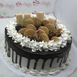 Cake con cobertura de chocolate total y confituras 