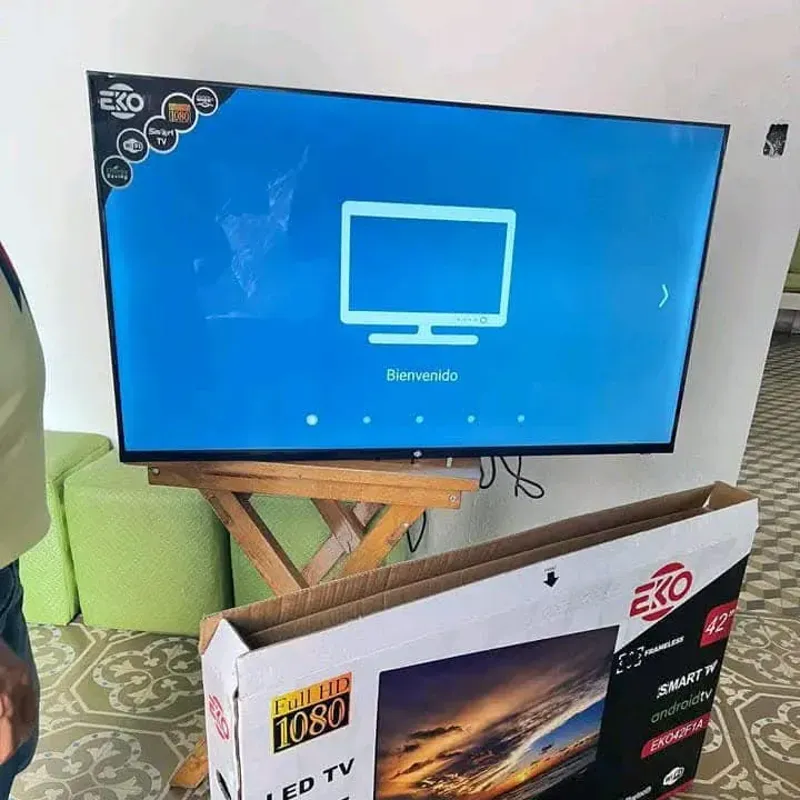 Smart TV 43" EKO con Cajita Interna