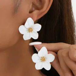 Aretes de flor blancos