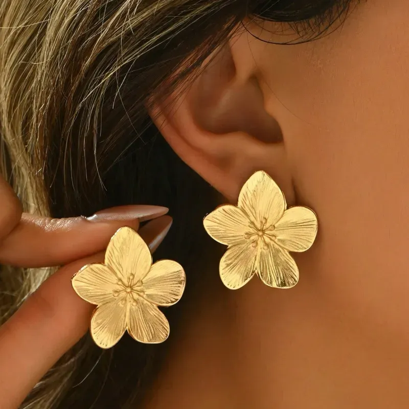 Aretes de flores doradas