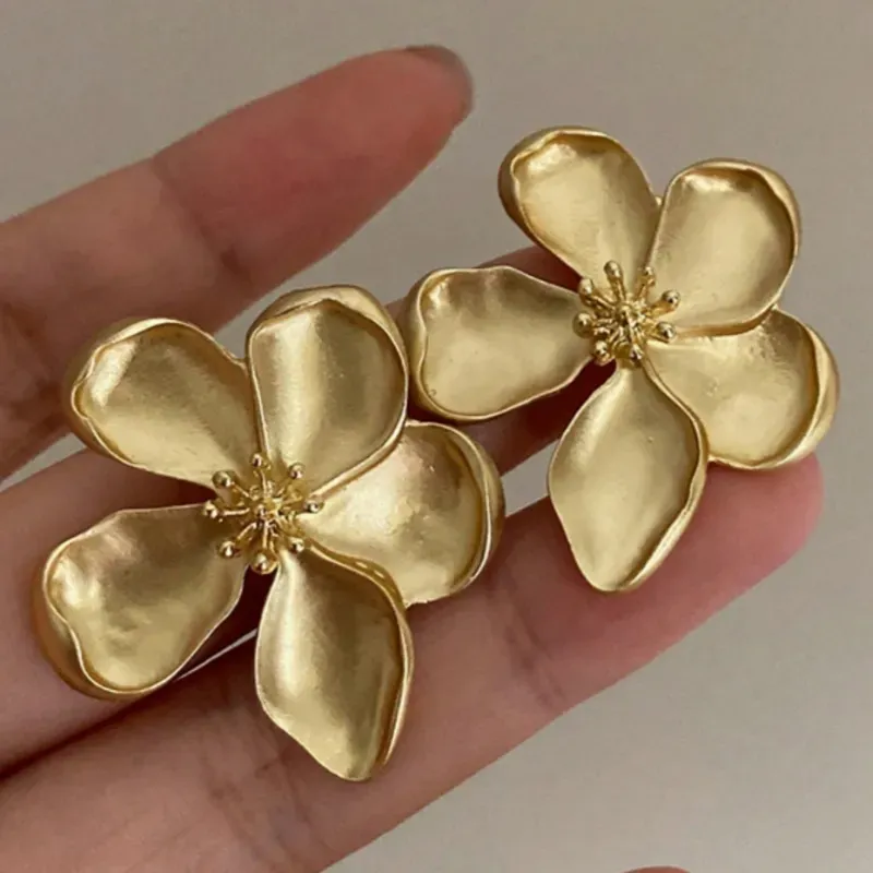 Aretes de flores doradas