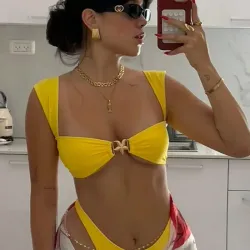 Bikini amarillo con estrella de mar