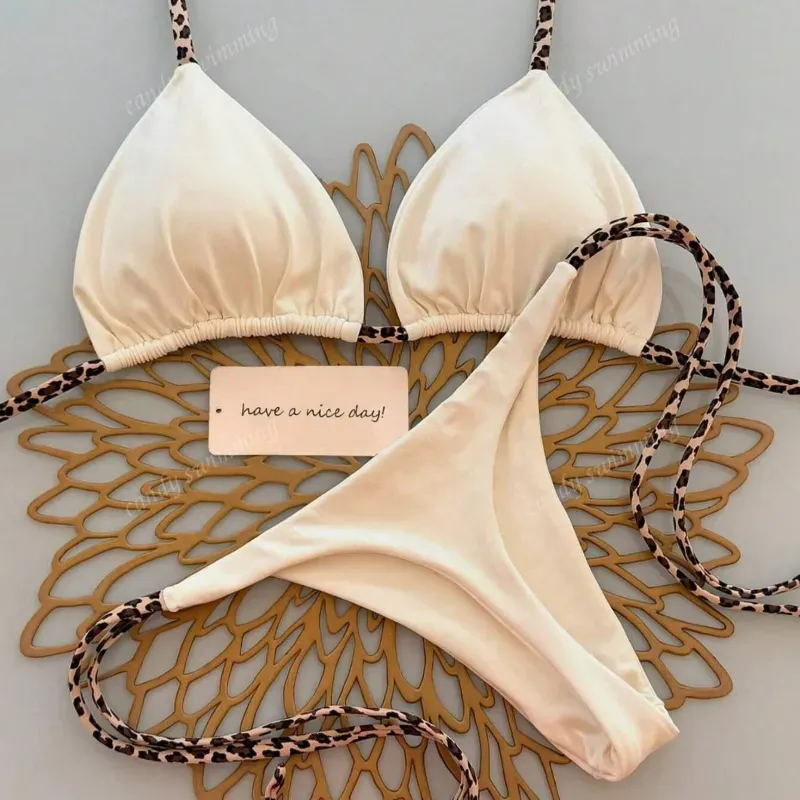 Bikini blanco con estampado de leopardo