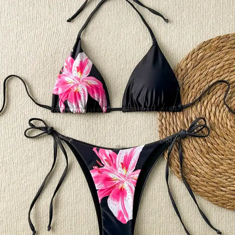 Bikini negro con flores rosadas