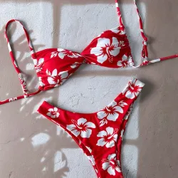 Bikini rojo de flores blancas