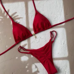 Bikini rojo vino