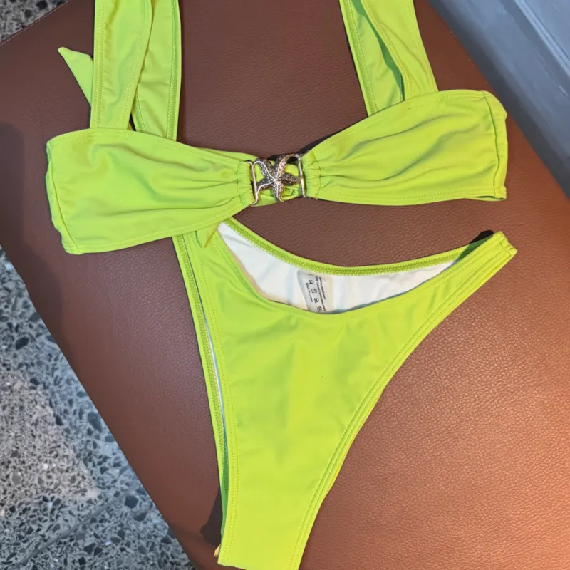 Bikini verde con estrella 