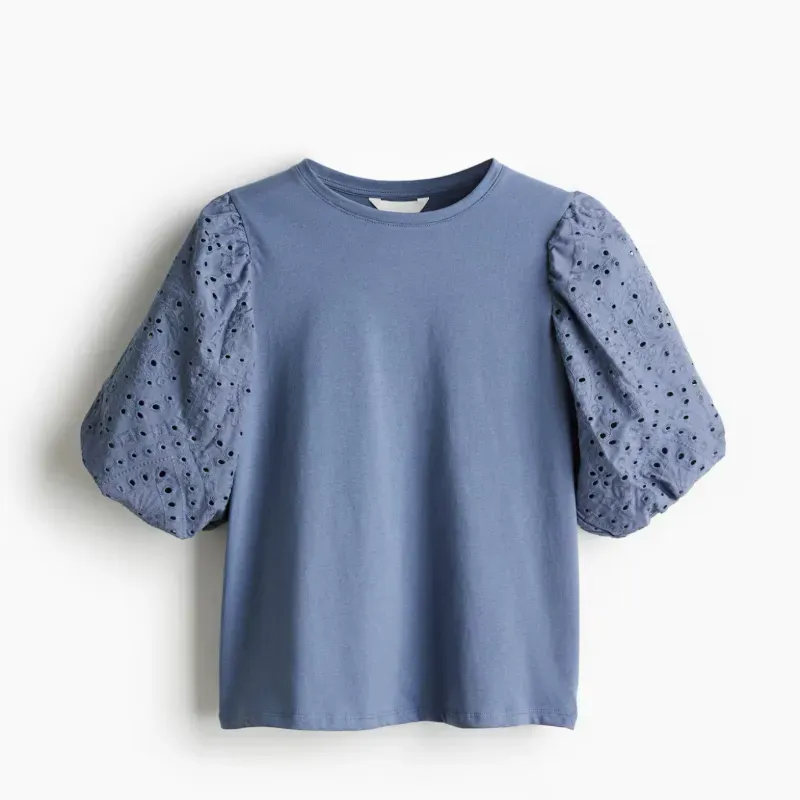 Blusa azul con mangas bordadas H&M