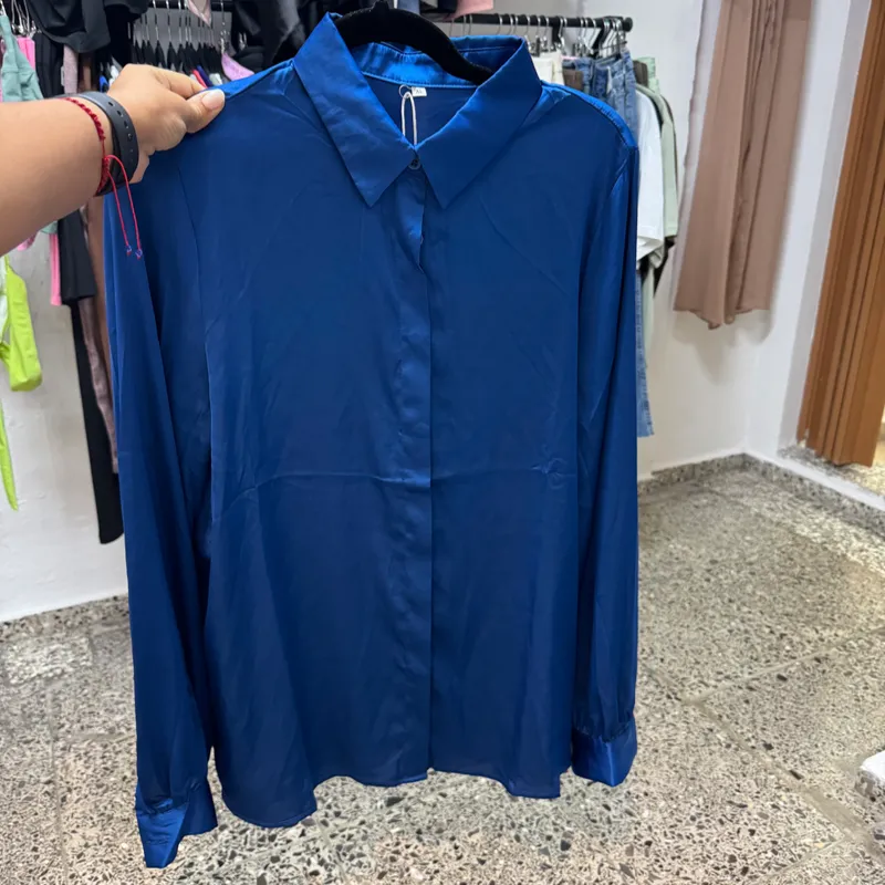 Camisa de satén azul 