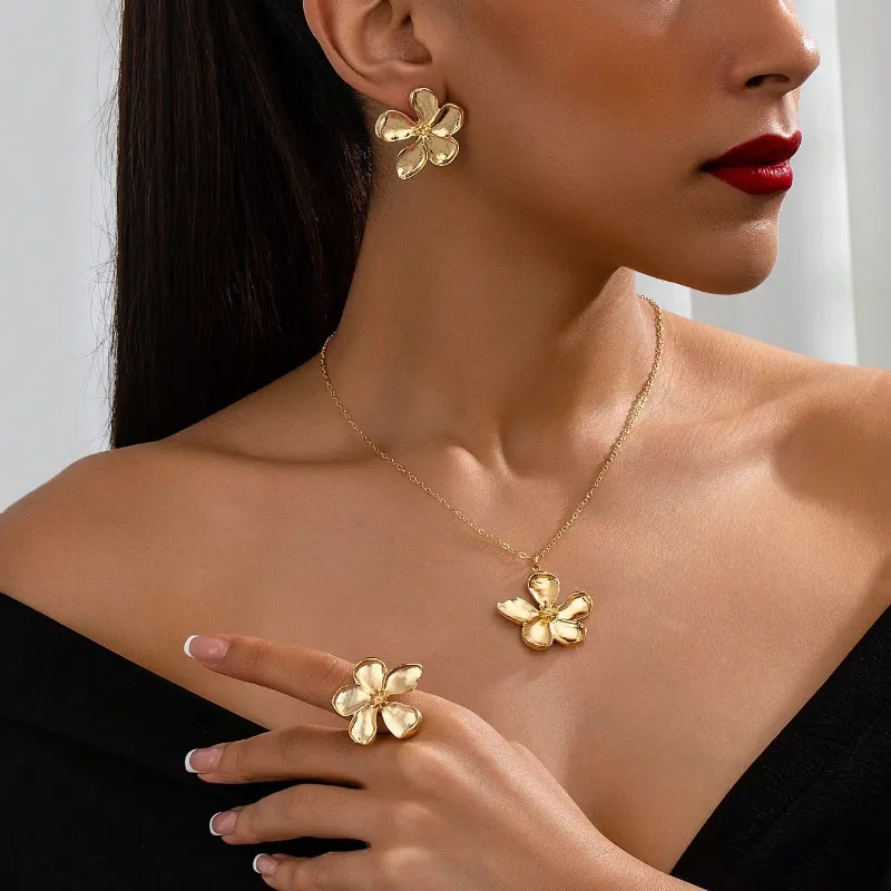 Juego de aretes anillo y collar de flor 