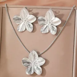 Juego de collar y aretes de flores plateados