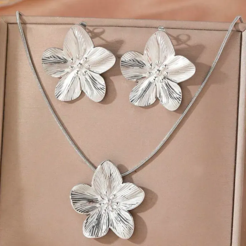 Juego de collar y aretes de flores plateados