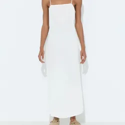 Vestido blanco con apertura en los laterales 