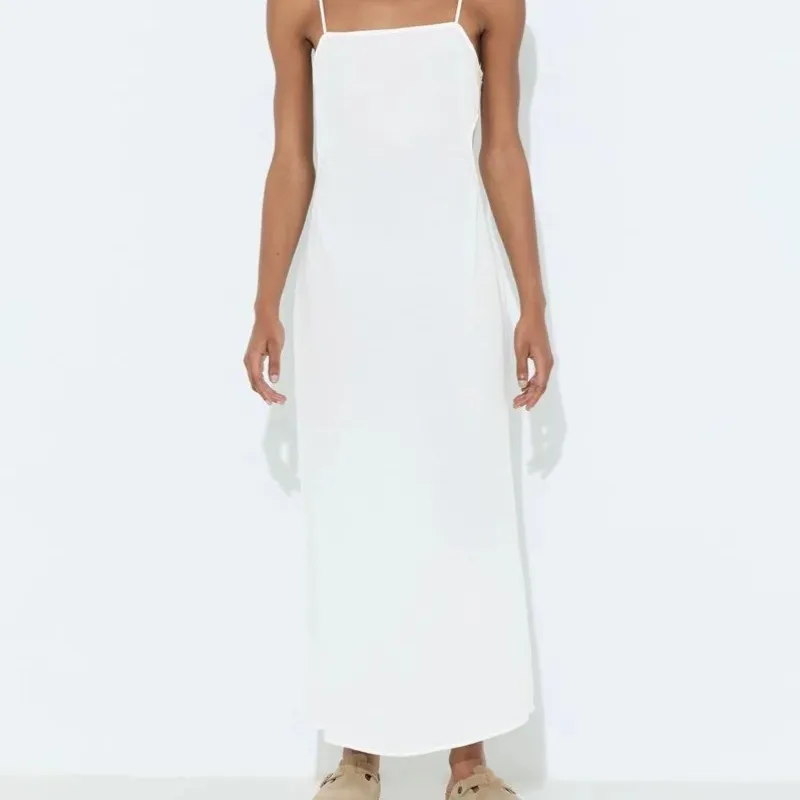 Vestido blanco con apertura en los laterales