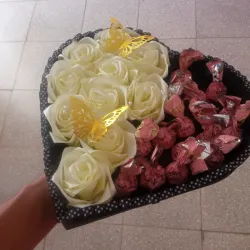 Corazón con rosas eternas y bombones 