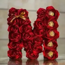 Letra M con rosas y bombones