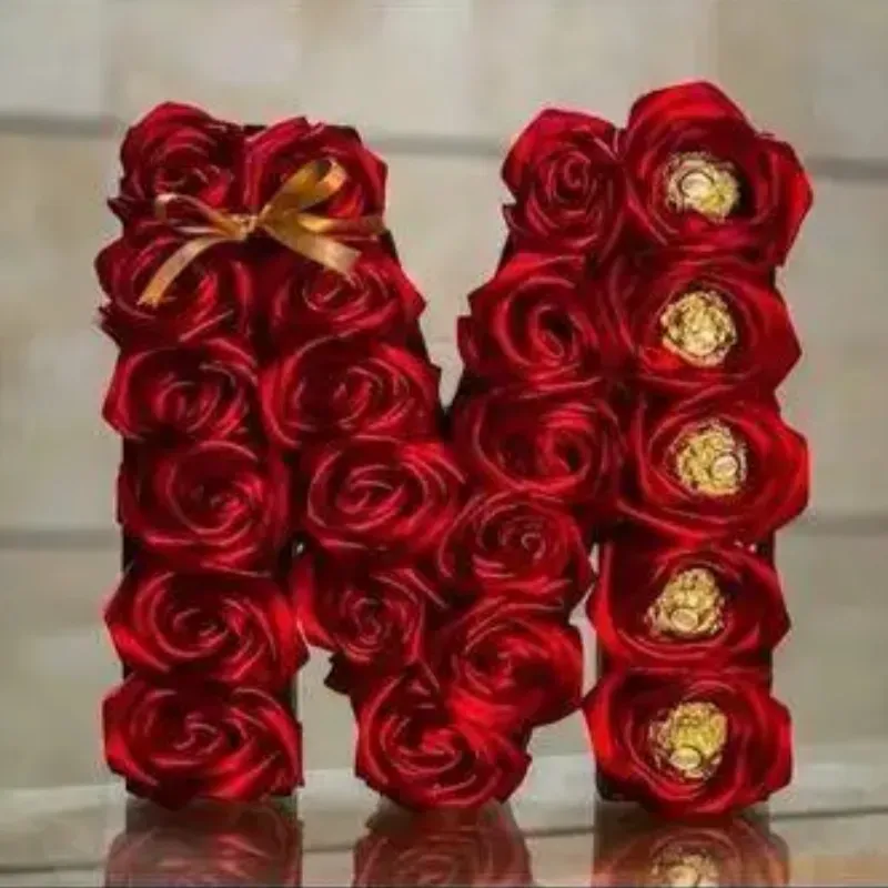 Letra M con rosas y bombones