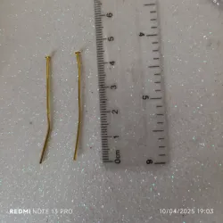 Alfiler dorado de bisutería 