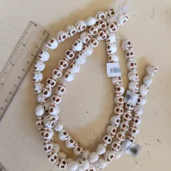 Calaveras blancas en 10 mm de piedra turquesa 