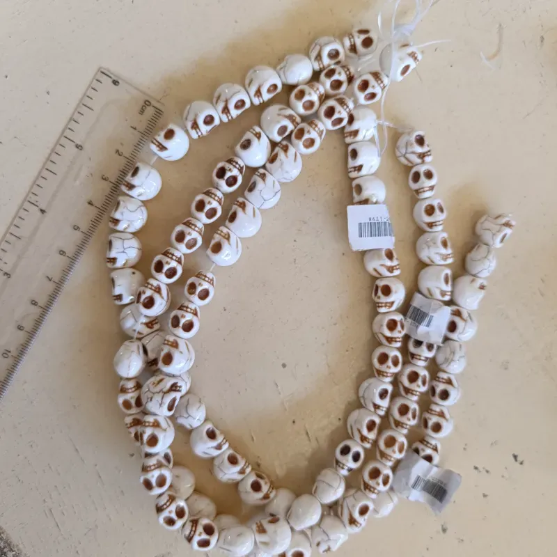 Calaveras blancas en 10 mm de piedra turquesa 