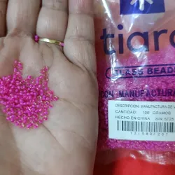 Chaquira calibrada pequeñita rosada