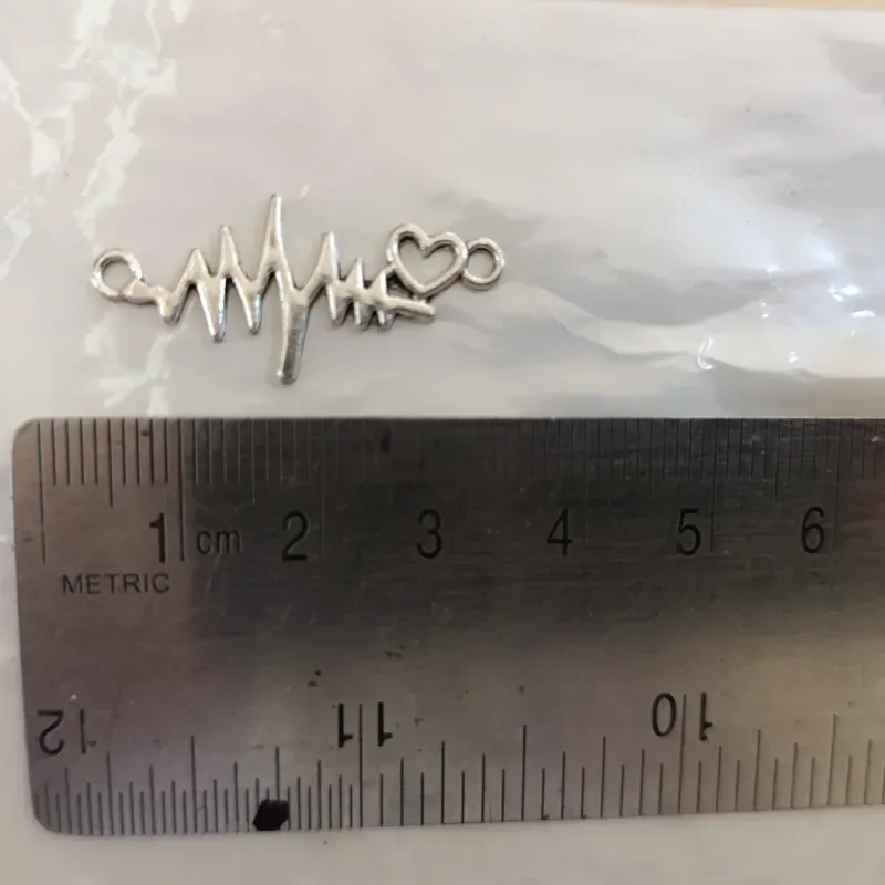 Conector en forma de electrocardiograma 