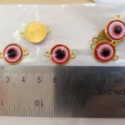 Conector en forma de ojo turco rojo con fondo dorado