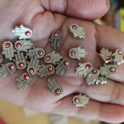 Conector 🪬 mano de Fátima plateado con ojito rojo