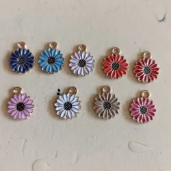 Dije dorado en forma de 🌸 flor